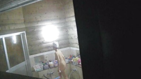एक सेक्सी पतली भोजपुरी फिल्म सेक्सी वीडियो महिला सोफे पर अपनी योनी को अच्छी तरह से कुचल रही है