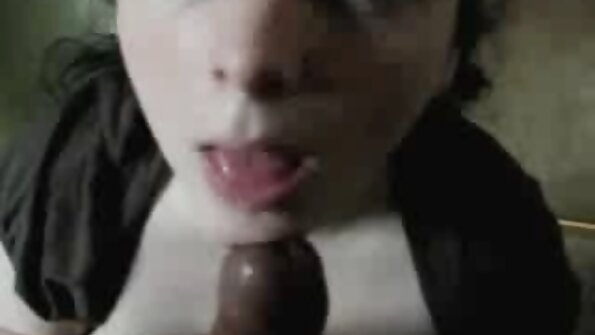 फूले हुए निपल्स भोजपुरी सेक्सी फिल्म वीडियो वाली एक काली लड़की एक सफेद इरेक्शन को चूम रही है